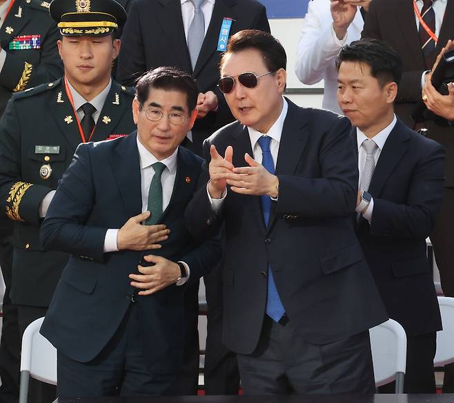 윤석열이 2024년 10월1일 오후 서울 종로구 광화문광장에서 열린 국군의날 기념 시가행진 행사에서 김용현과 이야기하고 있다. 대통령실사진기자단