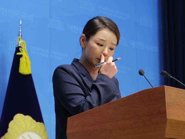 강미정 조국혁신당 대변인이 4일 서울 여의도 국회 소통관에서 탈당 기자회견을 하고 있다. 연합뉴스