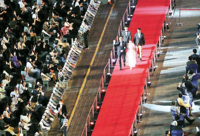 제26회 부산국제영화제 개막식 레드카펫 행사 장면. 레드카펫이 부산 영화의전당 야외극장 객석을 따라 깔려 있어 꽤 긴 편이다. 부산=연합뉴스