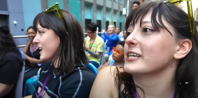 미국인 렉시와 알리가 지난달 24일 미국 뉴욕 타임스퀘어에서 운행된 넷플리스 애니메이션 'K팝 데몬 헌터스' 싱어롱 버스에서 '소다 팝'을 따라 부르고 있다. 렉시(@DinomiteTwins) 제공