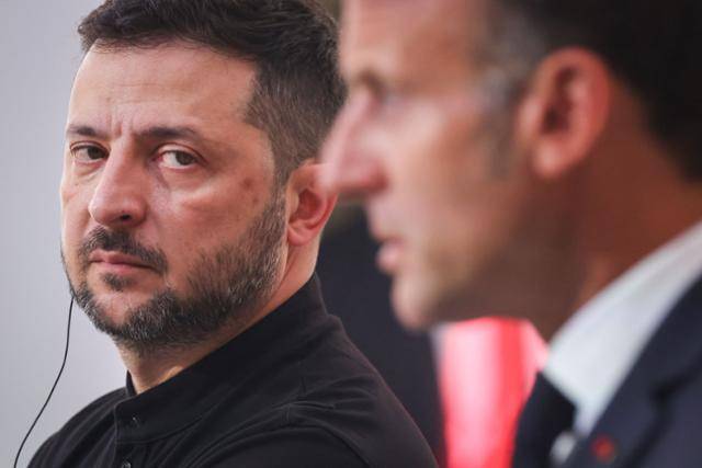 4일 프랑스 파리 엘리제궁에서 열린 '의지의 연합' 회담 직후 기자회견에서 볼로디미르 젤렌스키 우크라이나 대통령이 에마뉘엘 마크롱 프랑스 대통령을 바라보고 있다. 파리=AFP 연합뉴스