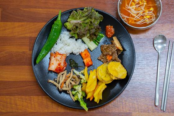 점심 공양 때는 콩으로 만든 식물성 고기와 고구마튀김 등이 나왔다.