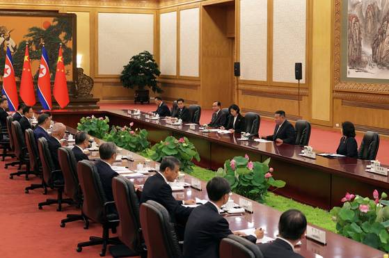 김정은 국무위원장이 지난 4일 베이징 인민대회당에서 시진핑 국가주석과 회담을 진행하는 모습. 노동신문, 뉴스1