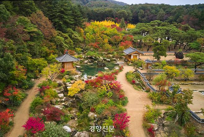 지난 1일 경기도 양평 메꽃이 흐드러지던 작은 산골 마을에 ‘메덩골정원’이 문을 열었다. ‘너의 운명을 사랑하라’ 니체의 철학에서 영감받아 시작된 이곳은 자연의 아름다움 속에서 지적 자극을 느낄 수 있는 새로운 형태의 정원이다.