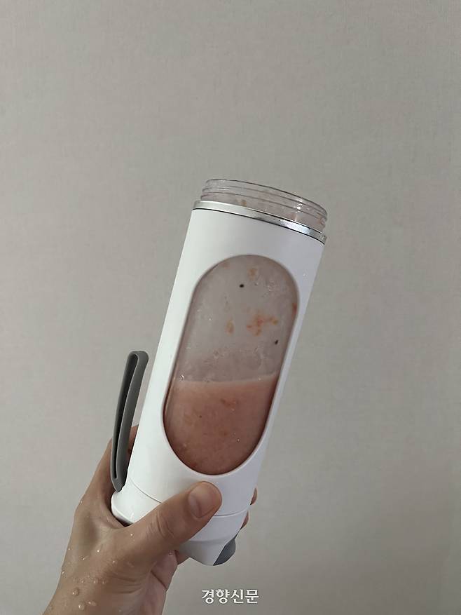 뚜껑이 비스듬해 갈고 난 뒤 컵처럼 세워 마실 수 없다. 한 번에 ‘강제 원샷’으로 마셔야 한다.