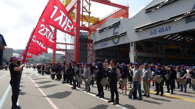 HD현대중공업 노조가 올해 임금협상 난항으로 7월 11일 울산 본사에서 파업하는 모습. HD현대중공업 노조 제공
