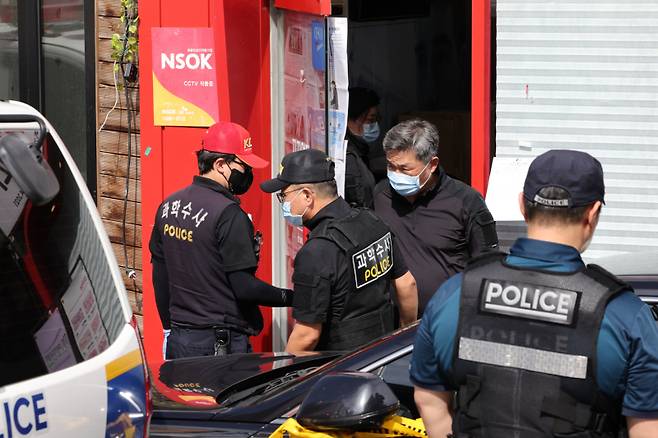 3일 서울 관악구 한 식당에서 칼부림 사건이 발생, 경찰이 조사하고 있다. 연합뉴스