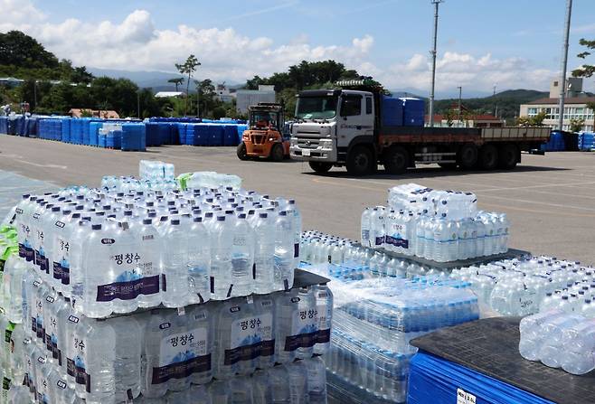 지난 3일 강원도 강릉 올림픽파크 일원에서 시 관계자들이 각 읍면동으로 지원될 생수 더미를 배분하고 있다. 강릉지역은 연일 최악 가뭄으로 상수원이 말라가 제한 급수를 강화하는 실정이다. 연합뉴스