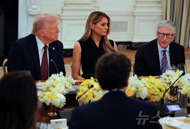 도널드 트럼프 미국 대통령(왼쪽부터 ), 멜라니아 여사, 빌 게이츠 게이츠재단 이사장