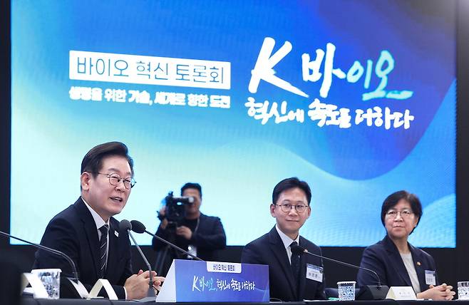 이재명 대통령이 5일 인천 송도컨벤시아에서 열린 'K바이오 혁신 간담회'에서 규제완화 의지를 밝히고 있다. 이날 행사에는 존 림 삼성바이오로직스 대표, 제임스 박 롯데바이오로직스 대표, 김바른 SK바이오사이언스 부사장 등 기업인과 전문가 130여 명이 참석했다. 왼쪽부터 이 대통령, 배경훈 과학기술정보통신부 장관, 정은경 보건복지부 장관. 김호영 기자