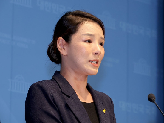 강미정 조국혁신당 대변인이 4일 서울 여의도 국회 소통관에서 당내 성비위 의혹과 관련한 탈당 기자회견을 하고 있다. (사진=연합뉴스)