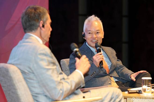 백용호 GK인사이츠 이사장과 네이탄 로젠버그 인시그니엄 공동창업자 겸 대표가 4일 중구 웨스틴 조선 서울에서 GK인사이츠와 머니투데이 공동주최로 열린 '글로벌코리아인사이츠포럼'에서 '기업문화의 글로벌화'에 대한 대담을 하고 있다. /사진=이기범 기자 leekb@