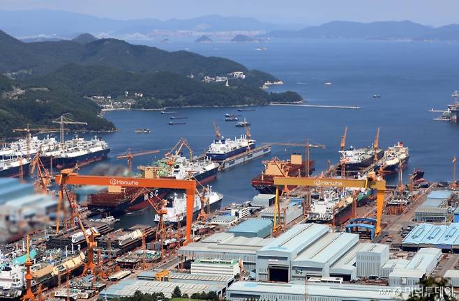 한미 정상회담을 계기로 1500억 달러(약 208조 원) 규모의 '마스가(MASGA·미국 조선업을 다시 위대하게)' 프로젝트가 본격 시작된 가운데 지난달 26일 경남 거제시 한화오션 거제사업장에 대형 크레인과 건조 중인 선박이 보이고 있다. 이재명 대통령은 순방 마지막날인 이날 한화오션이 인수한 필리조선소를 시찰했다. /사진=뉴스1