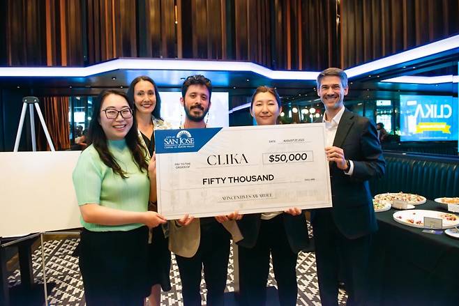 김나율 클리카 대표(왼쪽 네번째)와 맷 마한 산호세 시장(가장 오른쪽) 등이 기념사진을 촬영하고 있다. /사진=클리카 제공