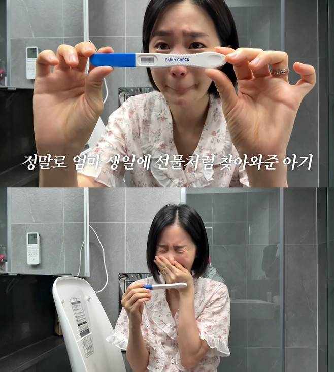 그룹 크레용팝 출신 초아가 자궁경부암을 극복하고 쌍둥이를 임신했다. 임신테스트기에서 선명한 두 줄을 확인하고 눈물을 주체하지 못하는 모습./사진=초아 유튜브 채널 '초아라이프' 화면 캡처