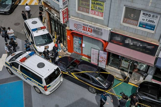 지난 3일 서울 관악구 조원동에서 발생한 흉기 난동 사건 현장에서 과학수사대가 조사하는 모습./사진=뉴시스