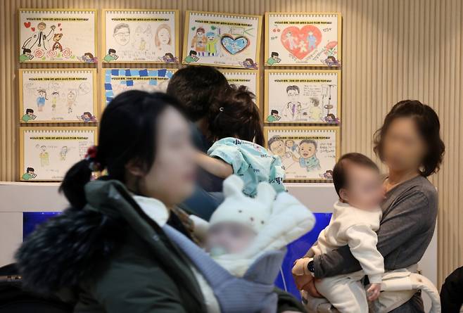 서울의 한 어린이병원을 찾은 어린이 환자와 보호자가 진료를 받기 위해 대기하고 있다./사진= 뉴스1