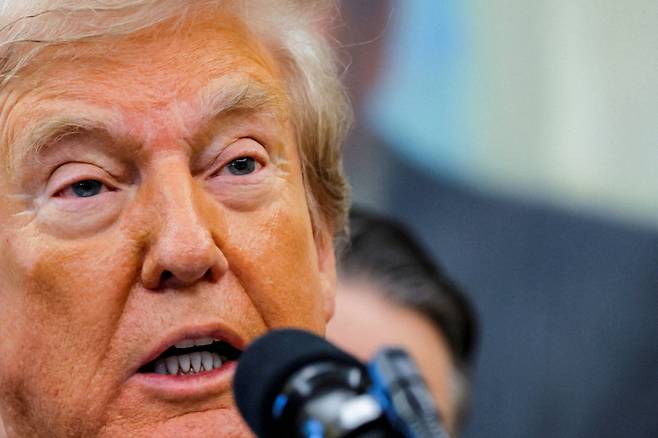 도널드 트럼프 미국 대통령이 지난 2일(현지시간) 미국 워싱턴DC 백악관 집무실에서 우주사령부를 콜로라도에서 앨라배마로 이전할 것을 발표하는 행사에서 연설하고 있다./로이터=뉴스1