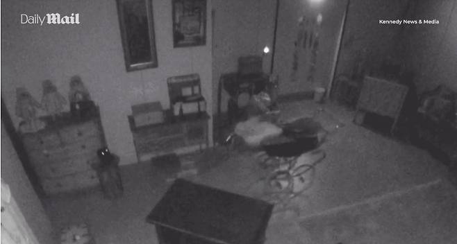 영국 경매장 창고에 있던 1950년대식 유모차가 한밤중 혼자 움직이고 있다. /영상=데일리메일 갈무리