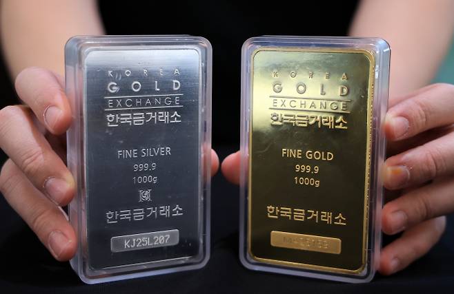 하락세를 보이는 주식, 암호화폐 등과 달리 안전자산으로 꼽히는 금과 은이 뚜렷한 상승세를 보인다. 사진은 서울 종로구 한국금거래소 골드바와 실버바./사진=뉴스1