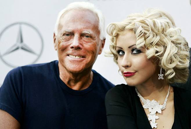 패션 분야 세계적 거장 조르지오 아르마니(이탈리아)가 91세로 세상을 떠났다. 사진은 2004년 9월9일(현지시각) 패션 디자이너 조르지오 아르마니(왼쪽)와 팝스타 크리스티나 아길레라가 이탈리아 밀라노에서 열린 메르세데스-벤츠 신차 기자회견에 참석한 모습. /사진=로이터