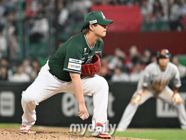 27일 오후 인천광역시 문학동 SSG랜더스필드에서 진행된 '2025 프로야구 KBO리그' SSG랜더스와 한화이글스의 경기. SSG 김민이 등판하고 있다./마이데일리