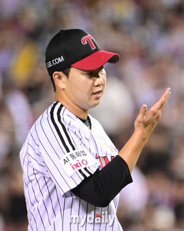 2025년 9월 2일 오후 서울 잠실구장에서 열린 '2025 신한 SOL뱅크 KBO 리그' 롯데 자이언츠와 LG 트윈스의 경기LG 유영찬이 9회초 구원등판해 2실점 한 뒤 당황하고 있다./마이데일리