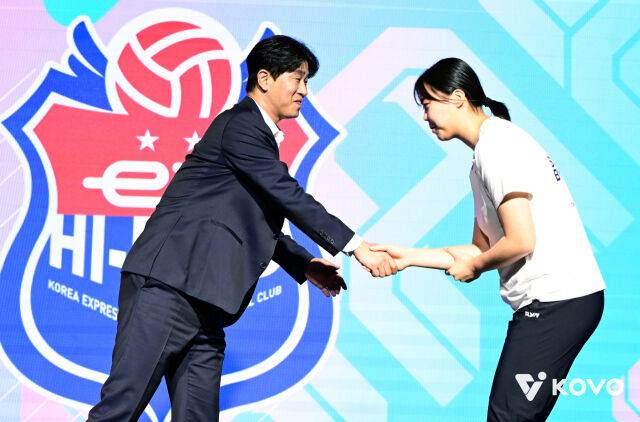 한국도로공사 김종민 감독이 이지윤과 악수를 하고 있다./KOVO