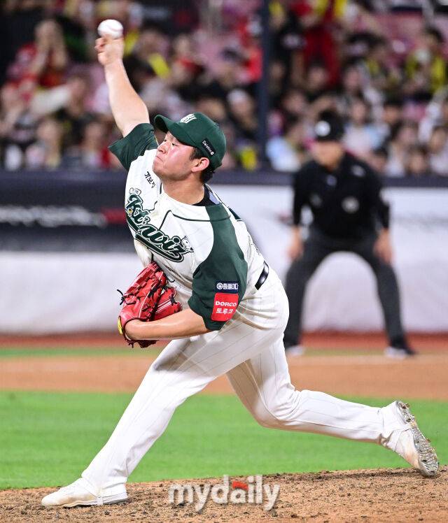 2025년 8월 29일 오후 경기도 수원KT위즈파크에서 열린 '2025 신한 SOL뱅크 KBO 리그' KIA 타이거즈와 KT 위즈의 경기. KT 박건우가 9회초 구원등판해 역투하고 있다./마이데일리
