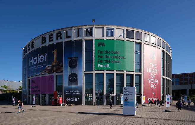 유럽 최대 가전·IT 전시회 IFA 2025가 5일(현지시간) 독일 메세 베를린 전시장에서 막을 올리고 닷새 간의 열전에 돌입했다. 올해로 101회째를 맞은 IFA 2025는 ‘미래를 상상하다’를 주제로 진행된다. 인공지능(AI)이 최고의 화두로 자리잡은 가운데 138개국에서 1800여개 기업이 참가해 각종 AI 신제품 및 신기술을 선보일 예정이다. 베를린=김현일 기자