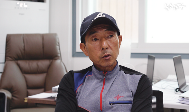 ▲ 강차병 이작어촌계장. 영흥화력발전소로 인한 어업피해보상 어민협의체의 대표를 맡았다. 강차병 씨는 ‘‘더 이상 못참겠다’는 마음으로 발전소 측에 피해 조사와 보상을 요구했다고 말했다.