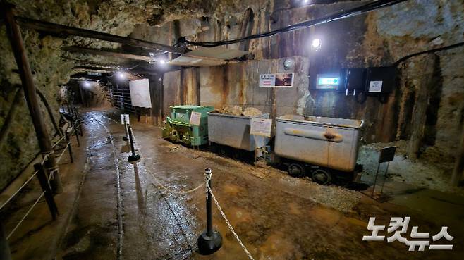 일본 니가타현 사도섬 아이카와에 위치한 사도광산의 도유 갱도 내부 모습. 광산 운영 당시 실제로 사용했던 광물 운반 열차도 전시돼 있다. 최원철 기자