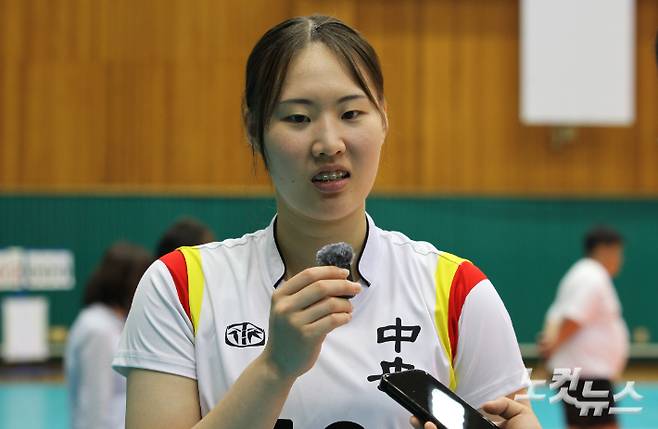 취재진과 인터뷰 중인 박여름. 노컷뉴스