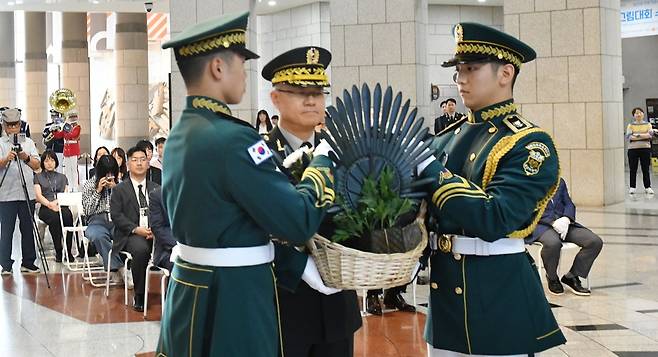 김성구 육군 수도기계화보병사단 사단장(가운데)이 4일 서울 용산 전쟁기념관에서 열린 ‘9월의 호국 영웅’ 권준(1895∼1959) 장군 현양 행사에서 고인의 영정에 헌화하고 있다. 권 장군은 수도기계화보병사단(애칭 ‘맹호부대’)의 전신인 옛 수도경비사령부 초대 사령관을 지냈다. 전쟁기념사업회 제공