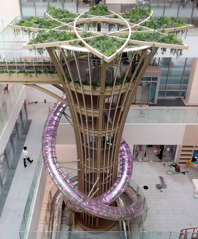 서울 동작구 신청사에 설치된 높이 15m의 대형 미끄럼틀 ‘D-라이드’(가칭). 동작구 제공