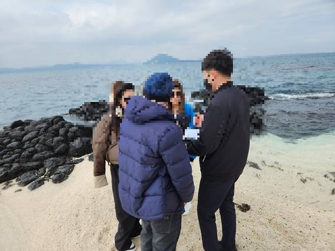 자치경찰단이 중화권 관광객을 대상으로 한 불법 관광행위에 대한 특별단속을 실시하고 있는 모습. 제주도자치경찰단 제공