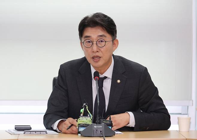 더불어민주당 언론개혁특별위원회 기자설명회 - 더불어민주당 국민주권언론개혁특별위원회 간사인 노종면 의원이 5일 국회의원회관에서 열린 언론중재법 개정 관련 주요 논의 내용을 설명하고 있다. 2025.9.5