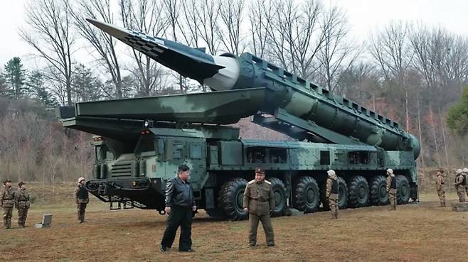 북한이 공개한 화성-16B형 극초음속 미사일. 부스트-글라이드(Boost-Glide) 비행체 개념을 적용했으며, 김정은 국무위원장이 현장을 시찰하고 있다. 사진=조선중앙통신