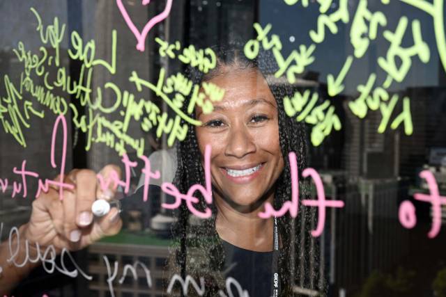 퍼트리샤 리 미국 네바다주 대법관이 5일 서울 중구 더플라자호텔에서 진행된 서울경제신문과의 인터뷰에 앞서 제11차 세계한인정치인포럼 참석자 방명록에 글귀를 남기고 있다. 조태형 기자