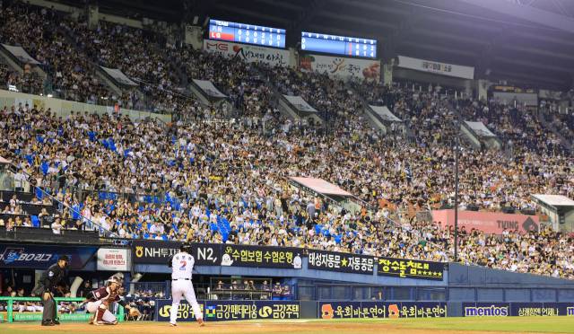 지난달 29일 오후 서울 송파구 잠실야구장에서 열린 프로야구 '2025 신한 SOL뱅크 KBO 리그' 키움 히어로즈와 LG 트윈스의 경기를 찾은 야구팬들이 열정적인 응원을 펼치고 있다. 뉴스1
