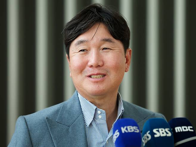 류지현 야구 대표팀 감독이 지난 2월 전력분석을 위해 출국하기 전 인터뷰 하고 있다. 연합뉴스