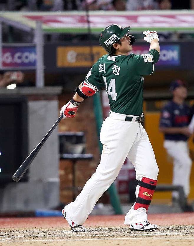 ▲ 시즌 19번쨰 홈런을 기록하며 대기록에 한걸음 더 다가선 최정 ⓒSSG랜더스