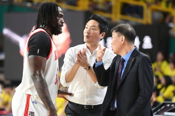 전희철(가운데) 감독과 자밀 워니(왼쪽). /사진=KBL 제공