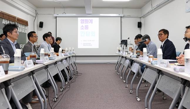 최휘영(오른쪽 2번째) 문화체육관광부 장관이 8월 14일 영화계 각 분야 대표를 만나 소통 간담회를 갖고 있다. /사진=문체부