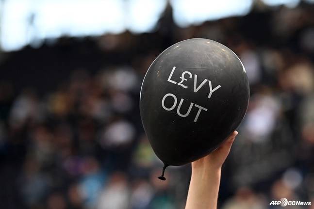 2023년 5월 토트넘 홋스퍼와 맨체스터 유나이티드의 잉글랜드 프리미어리그(EPL) 경기 중 한 토트넘 팬이 '레비 아웃' 풍선을 들고 있다. /AFPBBNews=뉴스1