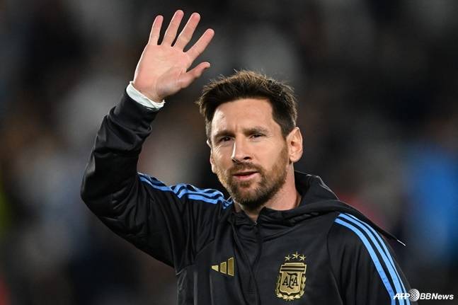 리오넬 메시가 5일(한국시간) 부에노스아이레스 에스타디오 모누멘탈에서 열린 2026 FIFA 북중미월드컵 남미 예선 17라운드 베네수엘라와 홈 경기에서 관중들에게 손인사하고 있다. /AFPBBNews=뉴스1