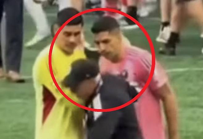 상대 팀 스태프에게 침을 뱉는 루이스 수아레스. /사진=SNS 갈무리