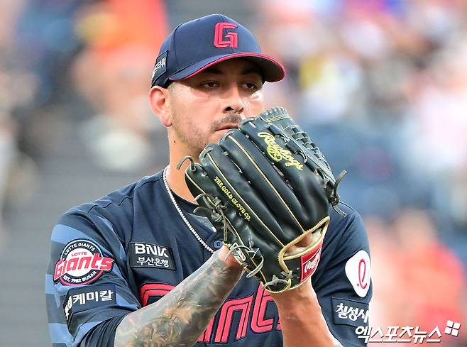 13일 오후 대전 한화생명 볼파크에서 열린 '2025 신한 SOL Bank KBO리그' 롯데 자이언츠와 한화 이글스의 경기, 1회말 롯데 선발투수 벨라스케즈가 공을 힘차게 던지고 있다. 엑스포츠뉴스 DB