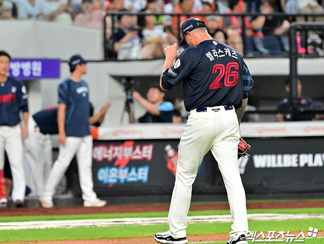 13일 오후 대전 한화생명 볼파크에서 열린 '2025 신한 SOL Bank KBO리그' 롯데 자이언츠와 한화 이글스의 경기, 2회말 수비를 마친 롯데 벨라스케즈가 더그아웃으로 향하고 있다. 엑스포츠뉴스 DB