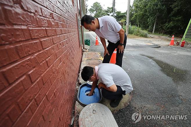 '수도 계량기 점검' (강릉=연합뉴스) 강태현 기자 = 강릉 지역의 극심한 가뭄이 이어진 지난 4일 오후 강원 강릉시 강동면 한 중증장애인 거주시설에서 관계자들이 수도 계량기를 살피고 있다. 2025.9.5 taetae@yna.co.kr